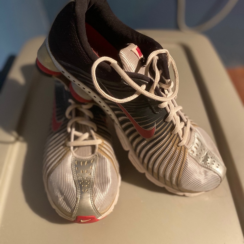 Men’s Nike shocks
